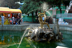 Алушта фонтан Мальчик с рыбой