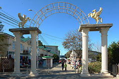 Анапа. Анапская арка с Пегасами возле отеля Фотини