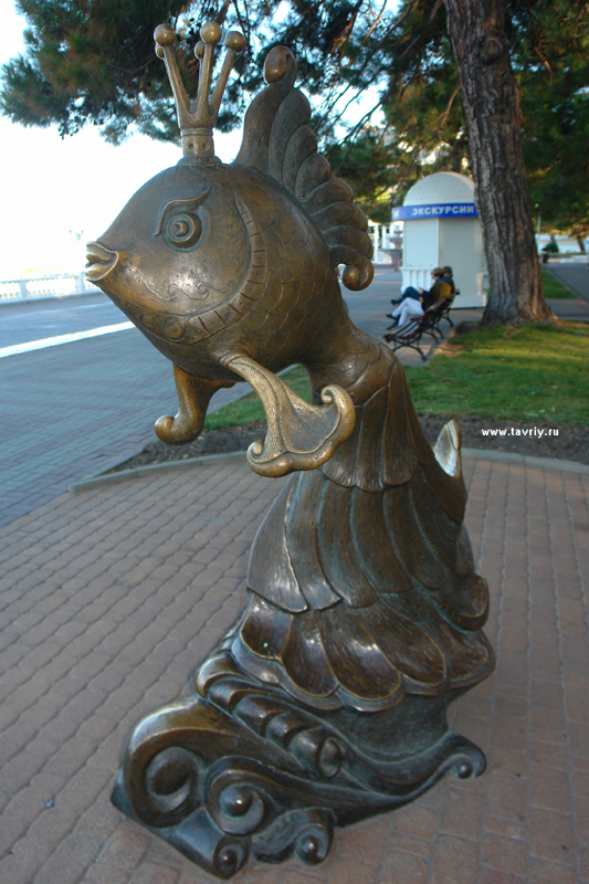 Геленджик. Скульптура «Золотая рыбка»