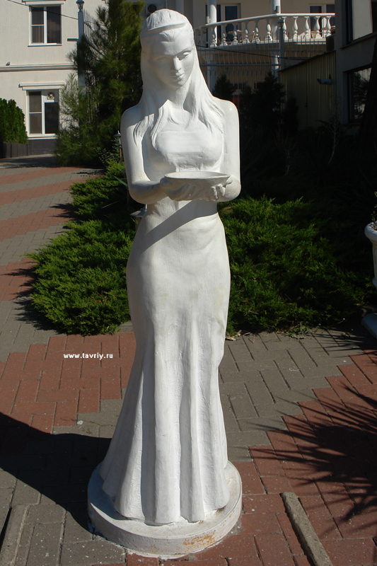 Геленджик. Скульптура девушки с чашей
