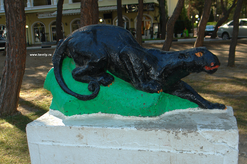 Геленджик. Скульптура пантеры