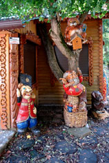 Горячий Ключ. Деревянные скульптуры у сувенирной лавки в Целебном парке