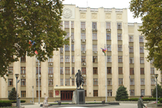 Краснодар. Памятник Кубанскому казачеству у администрации Краснодарского края