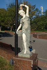 Новороссийск. Скульптура Девушка с розами