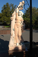 Новороссийск. Скульптура Девушка с виноградом