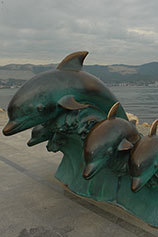 Новороссийск. Скульптура Дельфины на волне