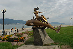 Новороссийск. Памятник Девушка на дельфине