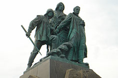 Новороссийск. Памятник погибшим рыбакам сейнера Уруп