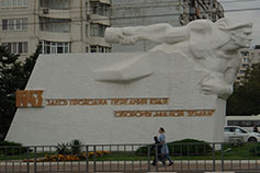 Новороссийск. Памятник Матрос с гранатой