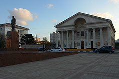 Новороссийск. Памятник Ленину на фоне Дворца культуры