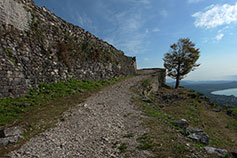 Абхазия. Новый Афон. Крепость Анакопия. Дорога вдоль крепостной стены