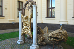Сочи. Скульптурная композиция Золотое Руно, охраняемое драконом