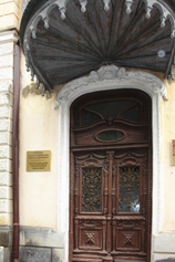 Абхазия. Сухуми. Дверь виллы Христофора Самуриди, вход в Ассоциацию писателей Абхазии