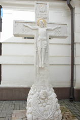 Абхазия. Сухуми. Мраморный Крест у кафедрального собора Благовещения Пресвятой Богородицы
