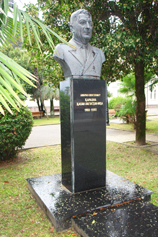 Абхазия. Сухуми. Памятник генерал-лейтенанту Х. Л. Харазия 1908-1990
