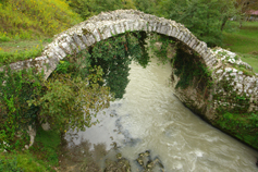 Абхазия. Сухуми. Древний мост Царицы Тамары нависший над рекой Беслетка